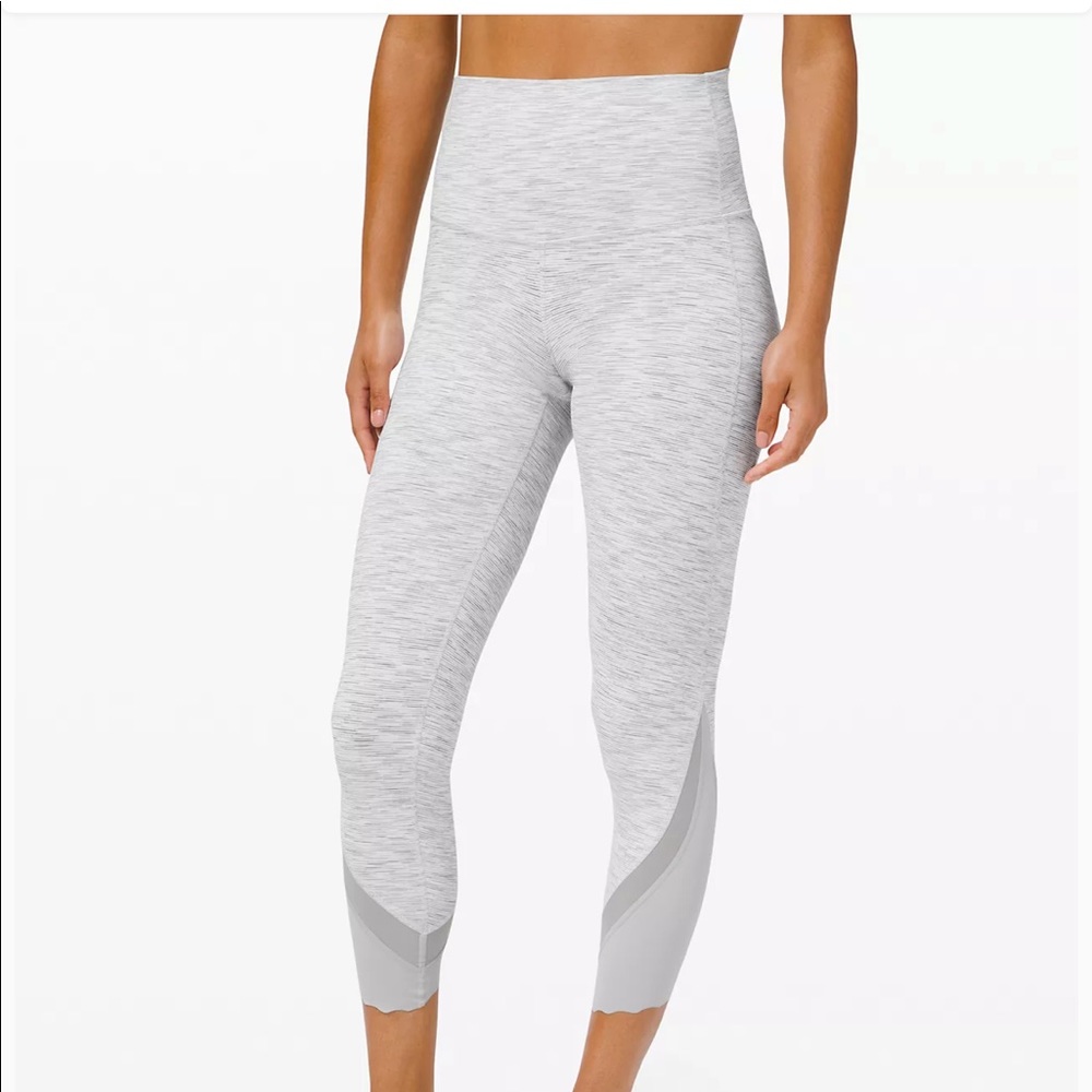 Wunder Under Scalloped Hem High-Rise Crop 23"
